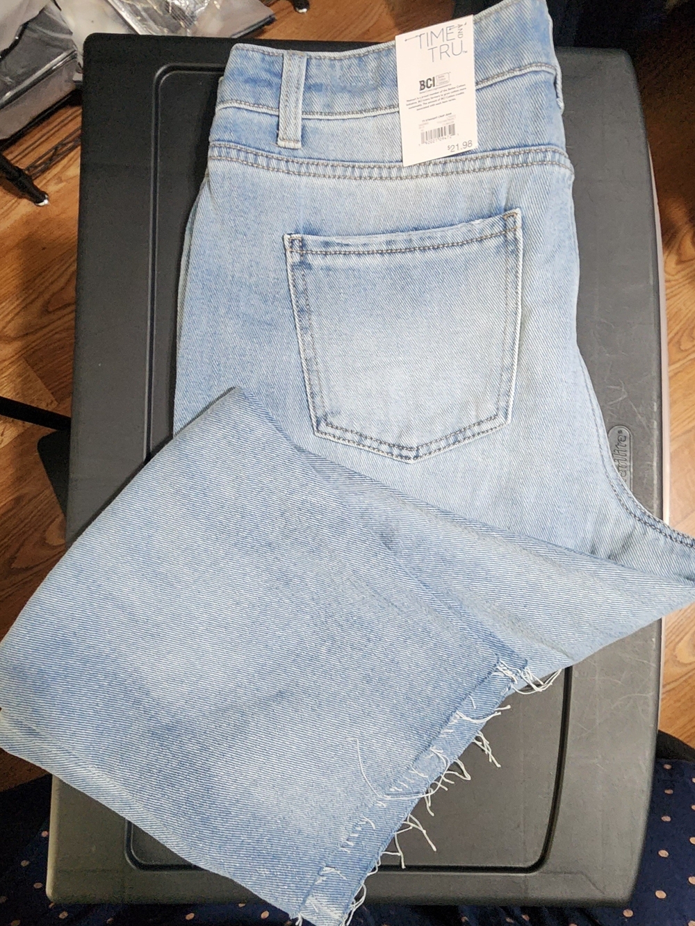 TIME AND TRU Womens Light Blue Distressed Relaxed Fit Jeans - Picture 5 of 7